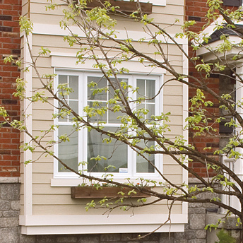 Fenêtre extérieure de PVC blanche avec revêtement de vinyle